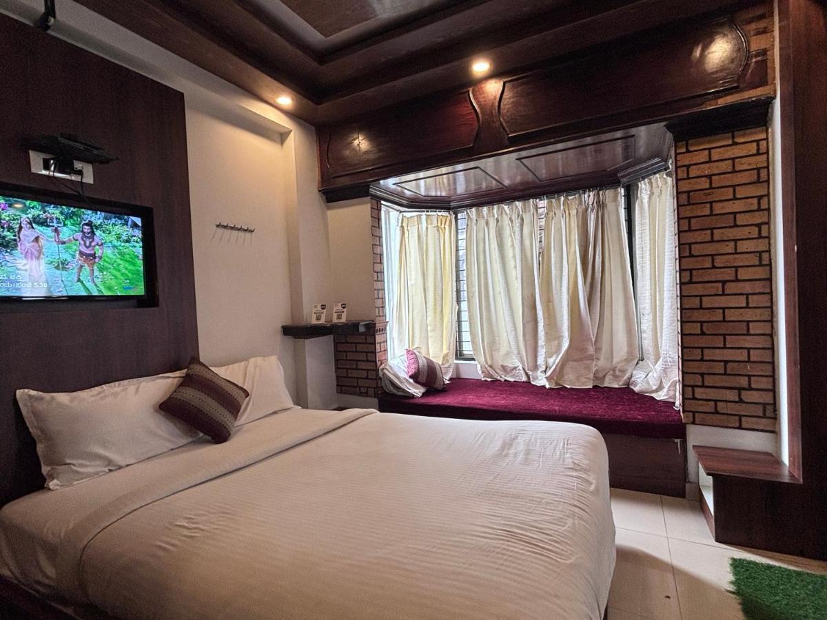 Hotel Raj Empire Мисор Екстериор снимка